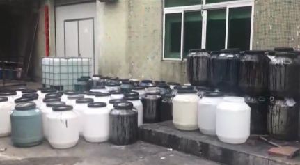 用这个牌子化妆品的赶紧看 实拍生产车间曝光，看完想吐！